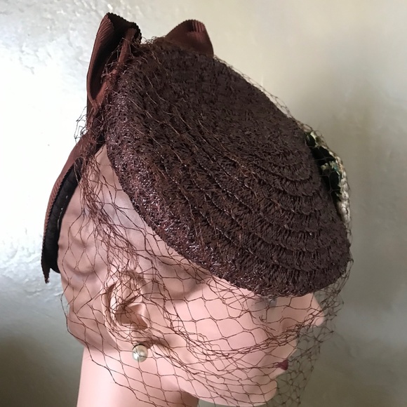 HIGH FASHION 1930s\' BROWN STRAW TILT TOQUE WITH A CLUSTER OF PEARLS/LEAVES/VEIL